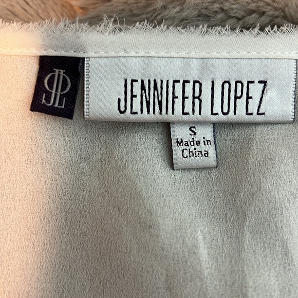 Jennifer Lopez’ Luxurious White Bow Tank - Picture 3 of 5